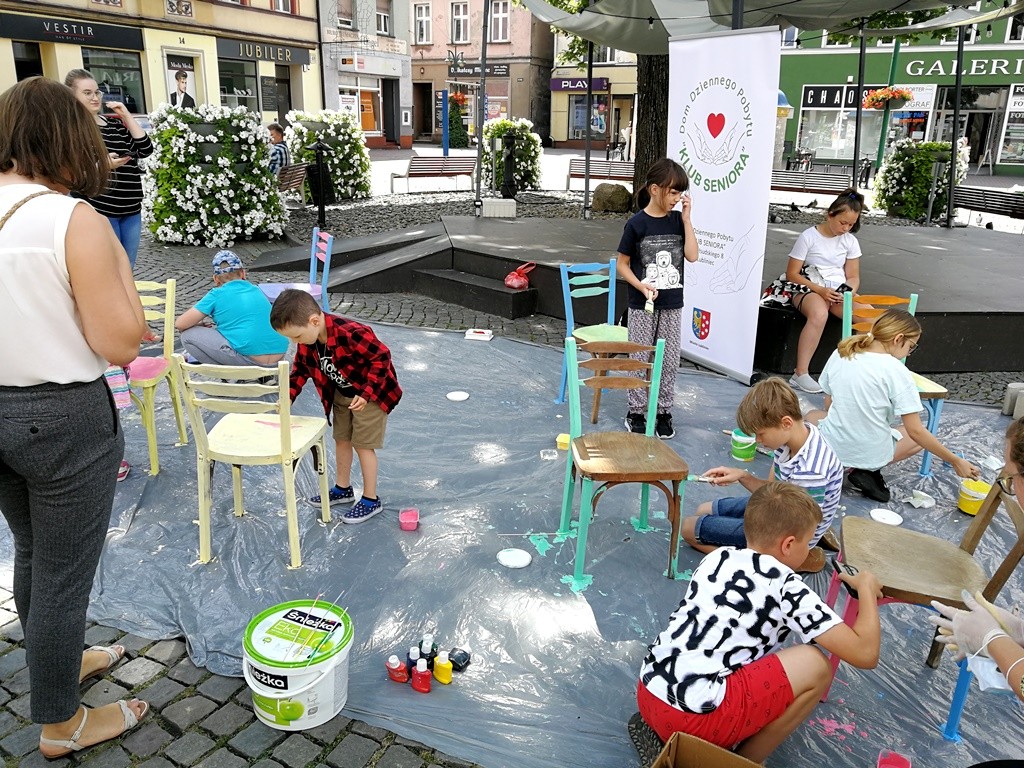 2021 Miejski Projekt Streetworkingowy  - kreatywne malowanie krzeseł