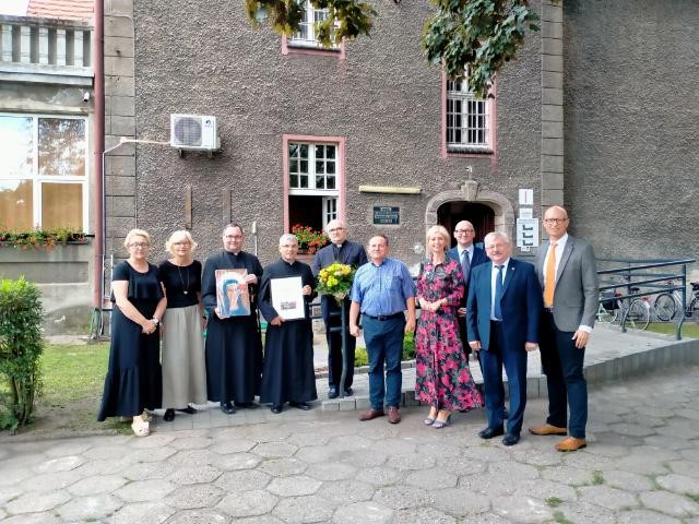 „KLUB SENIORA” W NOWEJ SIEDZIBIE – PODZIĘKOWANIE DLA OJCÓW OBLATÓW ZA 20 LAT FUNKCJONOWANIA PLACÓWEK MIEJSKIEGO OŚRODKA POMOCY SPOŁECZNEJ NA TERENIE DOMU ZAKONNEGO MISJONARZY OBLATÓW MARYI NIEPOKALANEJ W LUBLIŃCU.